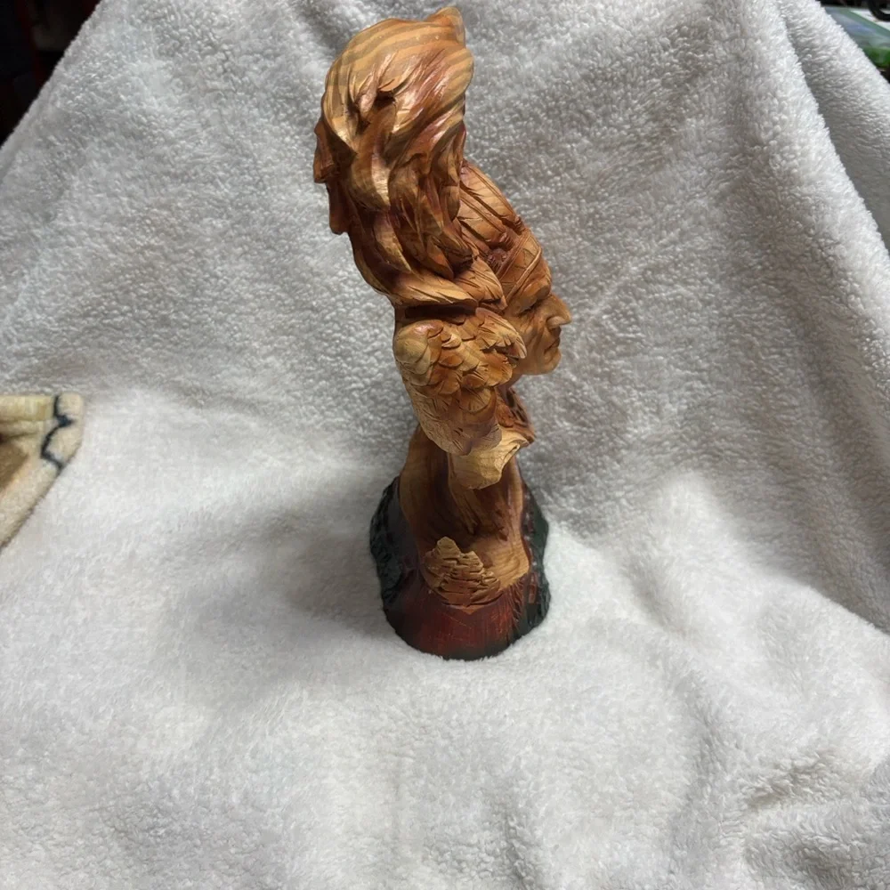 Chief and Eagle Sculpture in Resin - Picture 4 of 4
